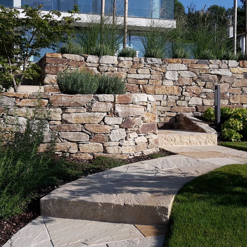 Stein im Garten | DALLHAMMER GmbH